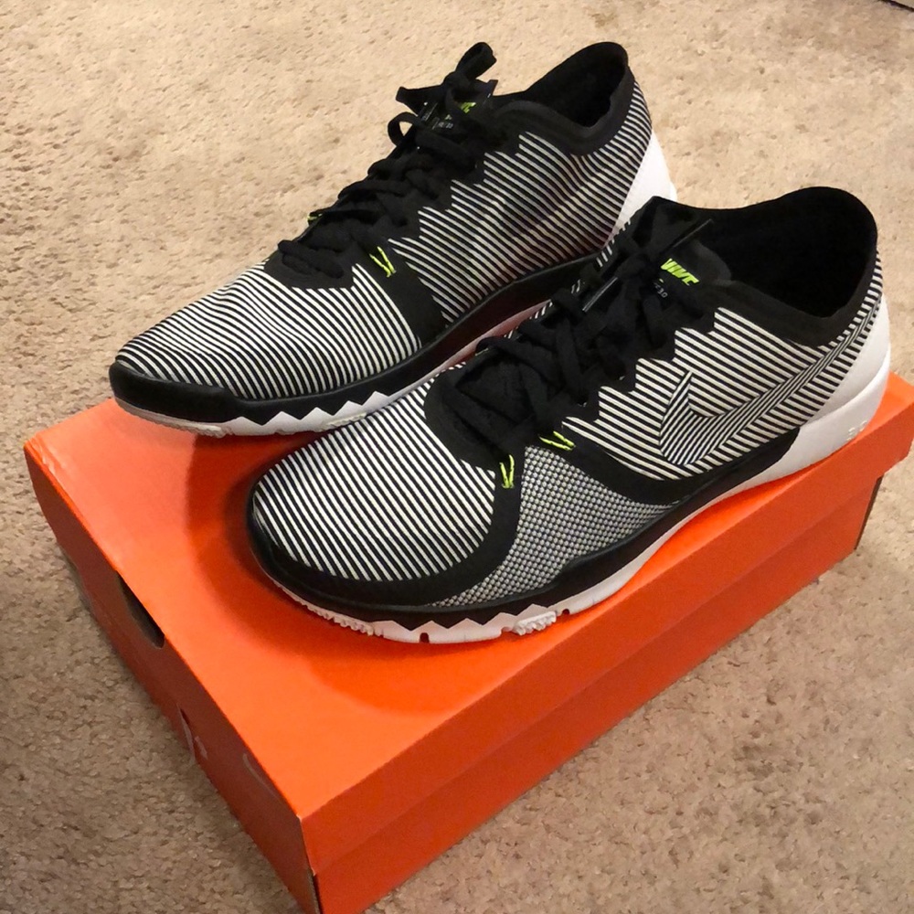 NWT Men’s Black & White Nike Free Trainers - 10.5